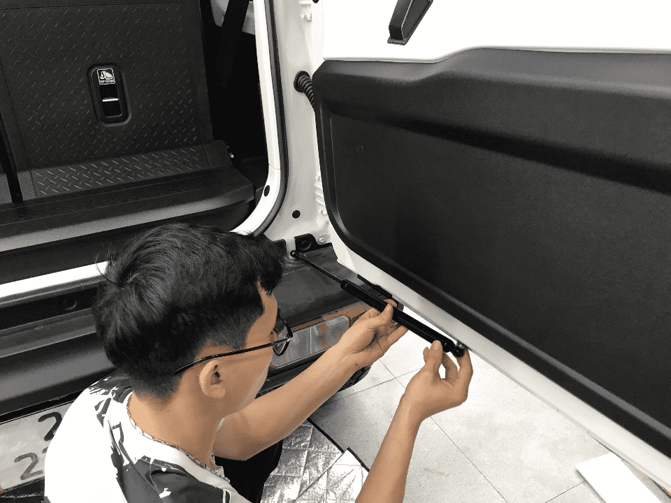 Xevaban.com ở 214 Giải Ph&oacute;ng l&agrave; đơn vị chuy&ecirc;n cung cấp phụ kiện oto, đồ chơi suzuki jimny, phụ kiện suzuki jimny, xevaban, 214 giải ph&oacute;ng, Ty h&atilde;m thủy lực cửa sau cho Suzuki Jimny, ty thủy lực jimny